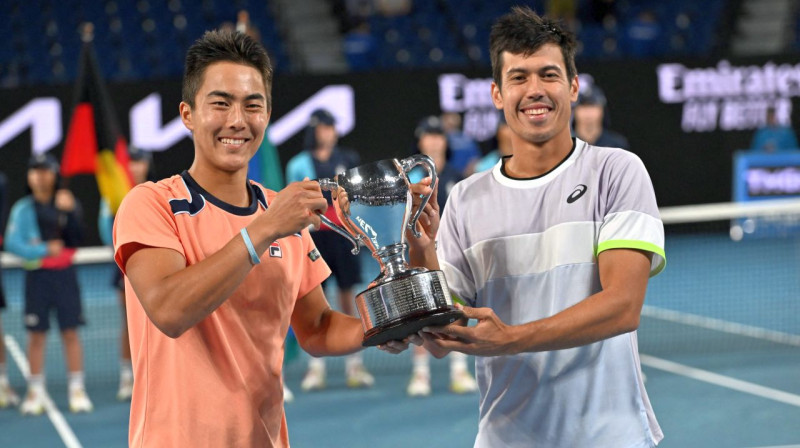 No kreisās: 2023. gada "Australian Open" dubultspēļu sacensību uzvarētāji Rinkijs Hidžikata un Džeisons Kublers. Foto: Paul Crock/AFP/Scanpix