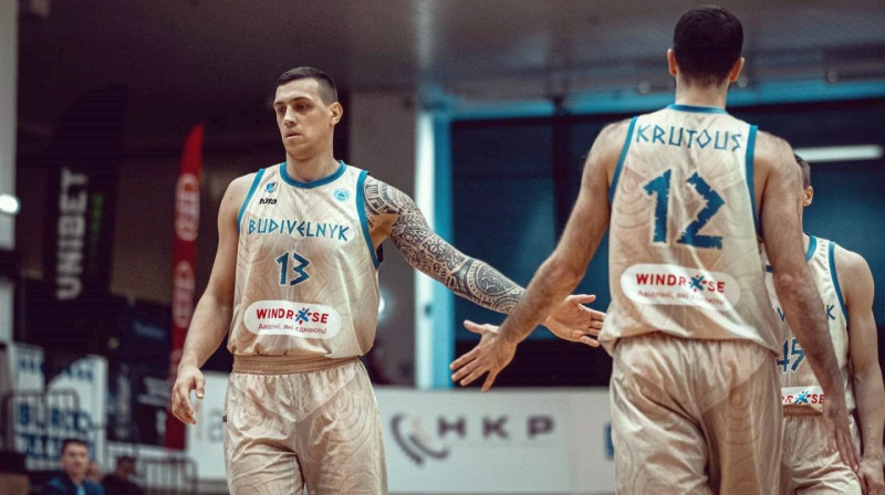 Kijivas "Budivelnyk" basketbolisti Vjačeslavs Bobrovs (Nr. 13) un Pavlo Krutouss (Nr. 12). Foto: BC Budivelnyk