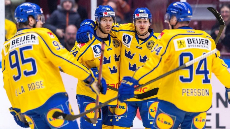 Zviedrijas valstsvienības hokejisti svin vārtu guvumu. Foto: Tre Kronor