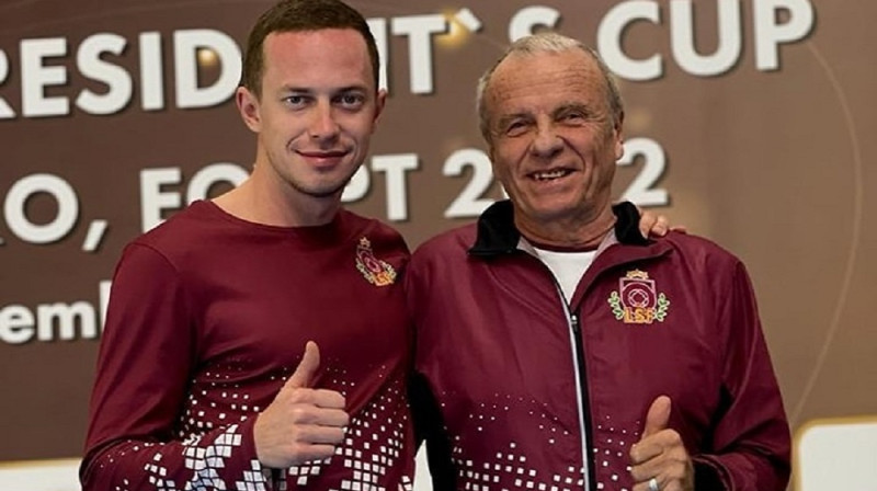 Vasermanis (no kreisās) ar treneri Markaini. Foto: Latvijas Šaušanas federācija.