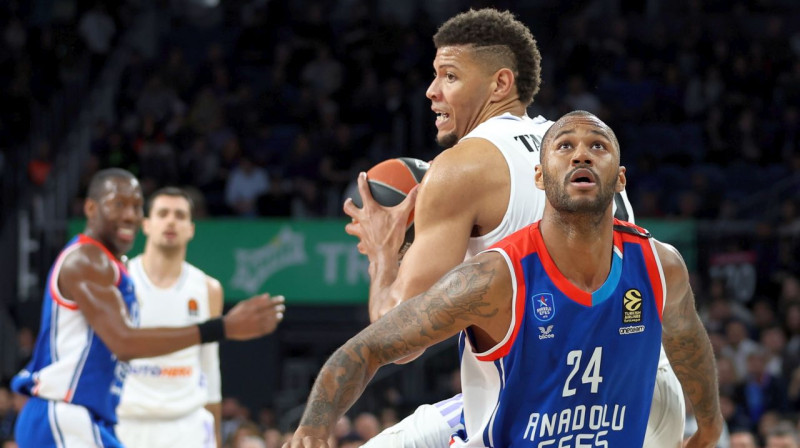 Stambulas "Anadolu Efes" basketbolists Amats Mbajs un Madrides "Real" centra spēlētājs Viljams Tavaress. Foto: Erdem Şahin/EPA/Scanpix