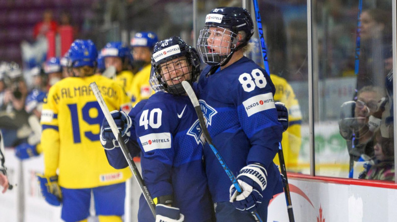 Somijas valstsvienības hokejistes Ronja Savolainena (Nr. 88) un Nora Tulusa (Nr. 40). Foto: Christopher Katsarov/AP/Scanpix