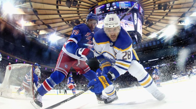 Zemgus Girgensons pret Ņujorkas "Rangers". Foto: AFP/Scanpix