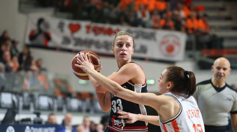 Kitija Laksa un Polina Astjē. Foto: EuroLeague Women