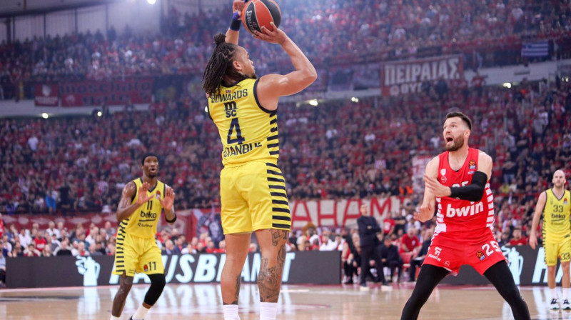 Stambulas "Fenerbahçe" basketbolists Karsens Edvardss Pirejā. Foto: Turkish Airlines EuroLeague