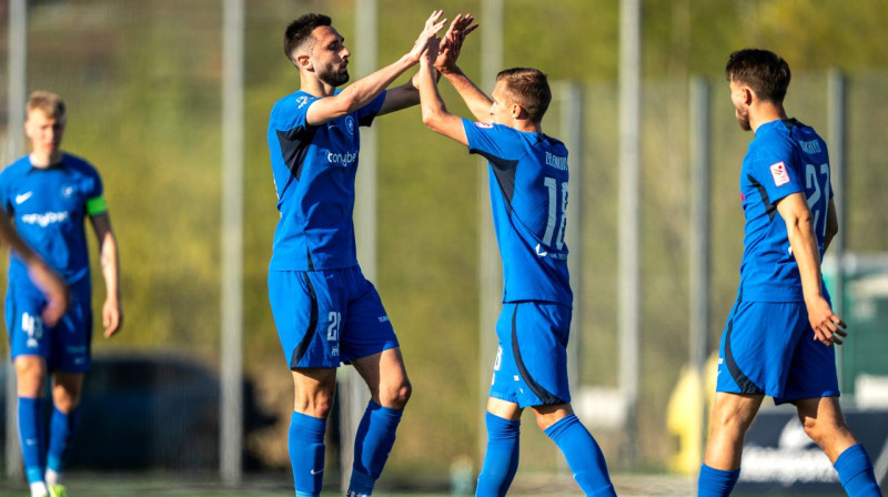 RFS futbolisti Stefans Paničs (Nr. 26) un Dmitrijs Zelenkovs (Nr. 18). Foto: Sanita Ieva Sparāne/RFS