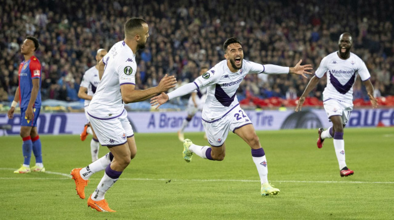 Nikolass Gonsaless (Nr. 22) un Florences "Fiorentina" futbolisti pēc vārtu guvuma. Foto: Ennio Leanza/AP/Scanpix