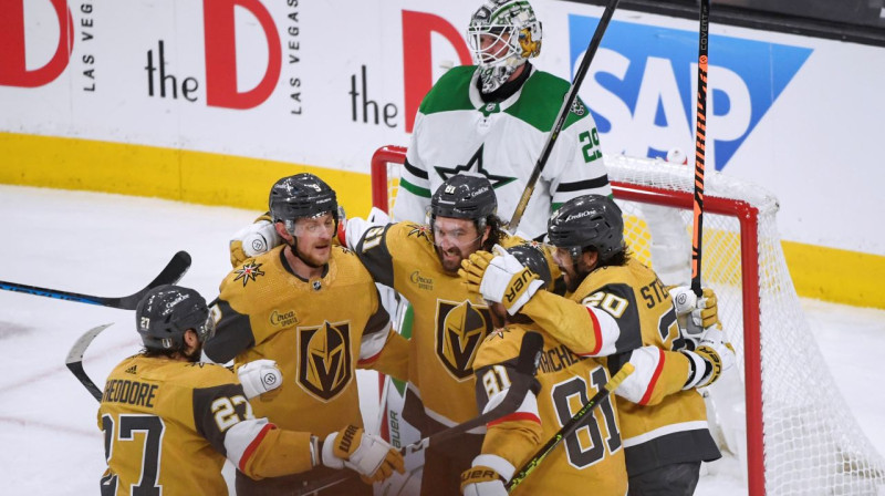 Lasvegasas "Golden Knights" hokejisti pēc vārtu guvuma. Foto: Sam Morris/AP/Scanpix
