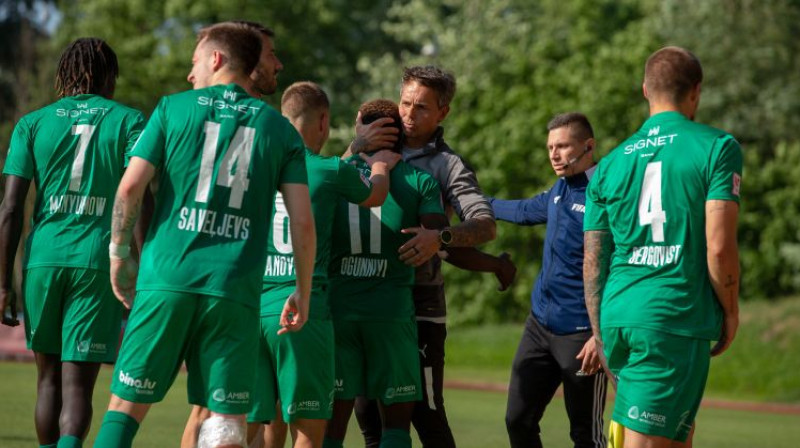 Simo Valakari sveic Abiodunu Ogunniji ar vārtu guvumu. Foto: Kristians Putniņš/FK "Auda"