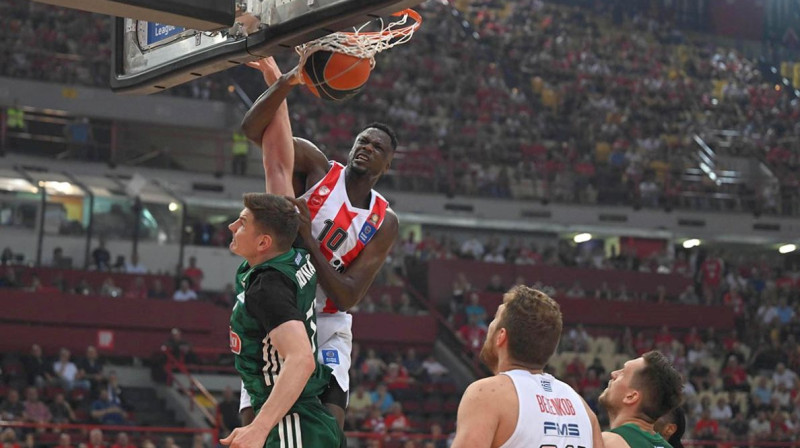 Mustafā Falla trieciens Atēnu "Panathinaikos" grozā. Foto: Olympiacos BC