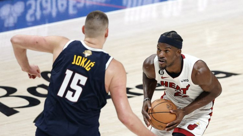 Nikola Jokičs pret Džimiju Batleru. Foto: USA Today Sports/Scanpix