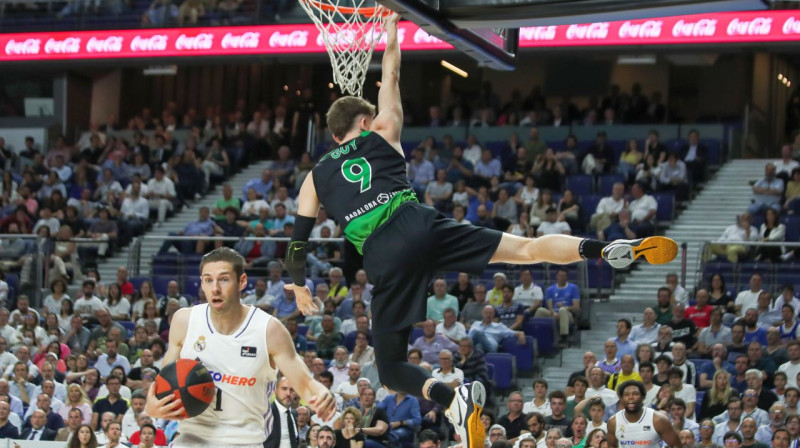 Mirklis pēc Badalonas "Joventut" basketbolista Kaila Gaja trieciena grozā no augšas. Foto: Irina R. Hipolito/Zumapress.com/Scanpix