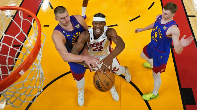 Džimijs Batlers uzbrukumā Denveras "Nuggets" grozam. Foto: Kyle Terada/USA Today Sports/Scanpix