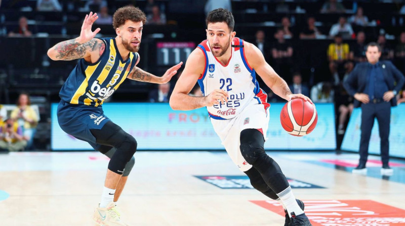 Stambulas "Anadolu Efes" līderis Vasilije Mičičs ar bumbu. Foto: Anadolu Efes SK