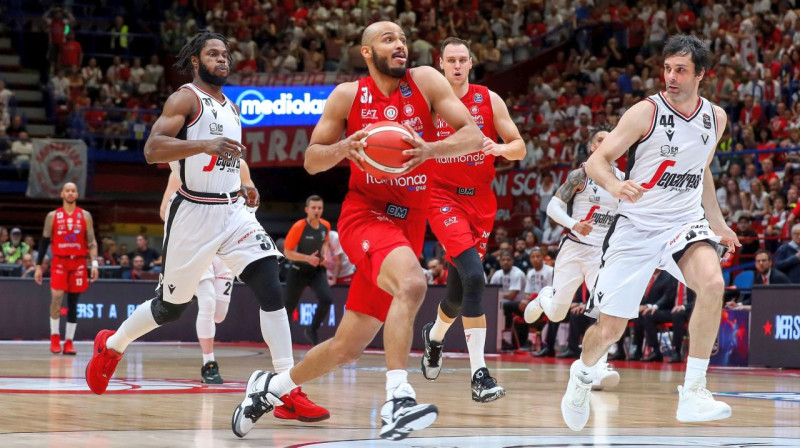 Milānas "Olimpia" līderis Ševons Šīldss ar bumbu. Foto: Olimpia Milano