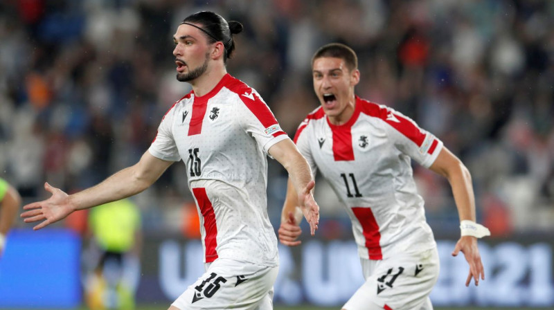 Gruzijas U21 valstsvienības futbolisti Saba Sazonovs un Giorgi Gagua pēc vārtu guvuma. Foto: David Mdzinarishvili/EPA/Scanpix