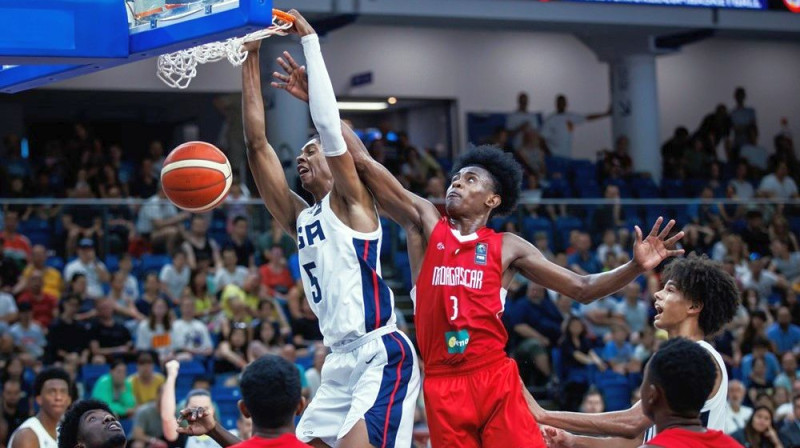 ASV U19 izlases basketbolista Kodija Viljamsa bumbas trieciens Madagaskaras valstsvienības grozā. Foto: FIBA