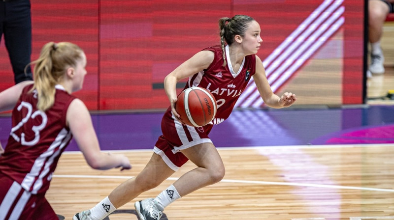 Aleksandra Stepanova un Estere Petrus 2023. gada 8. jūlijā. Foto: FIBA