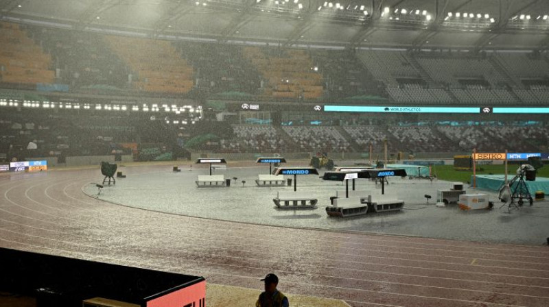 Lietusgāzes Budapeštas stadionā. Foto: Reuters/Scanpix