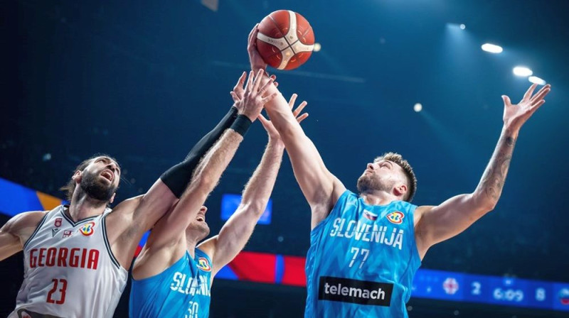 Zvaigznes Tornike Šengelija un Luka Dončičs cīņā par bumbu. Foto: FIBA