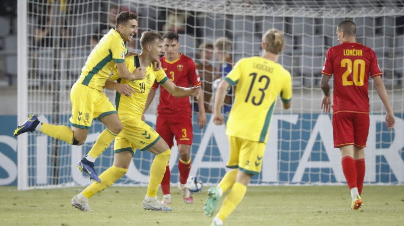 Lietuvas valstsvienības futbolistu prieki pēc otrā vārtu guvuma pret Melnkalnes izlasi. Foto: Mindaugas Kulbis/AP/Scanpix