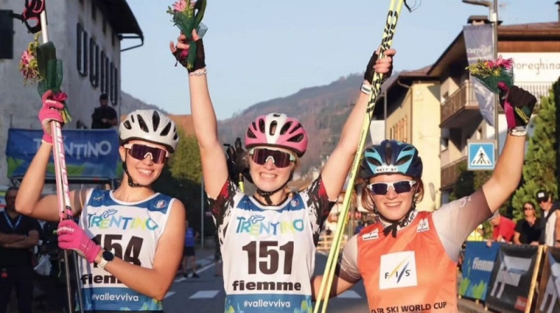 Pirmais trijnieks juniorēm. Uzvarētāja Linda Kaparkalēja (vidū). Foto:Ski.lv