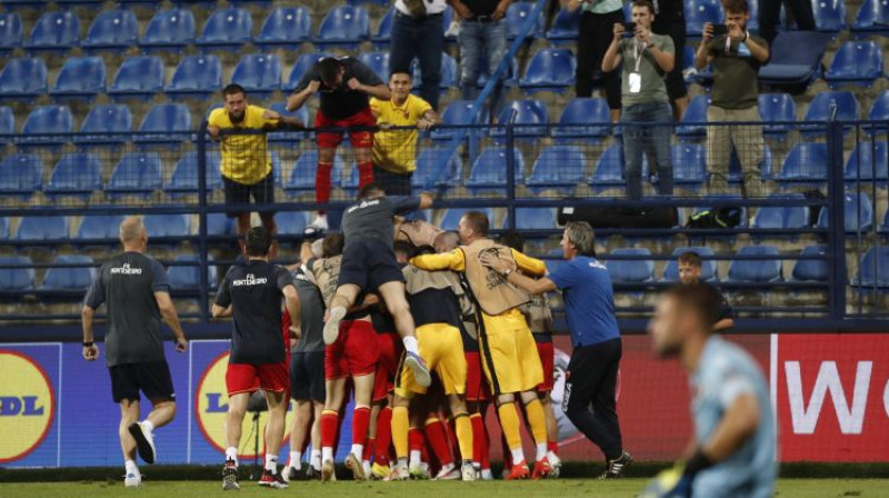 Melnkalne svin Stevana Jovetiča vārtus. Foto: Reuters/Scanpix