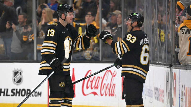 Bostonas "Bruins" uzbrucēji Čārlijs Koils (Nr. 13) un Breds Maršāns (Nr. 63). Foto: Brian Fluharty/USA Today Sports/Scanpix