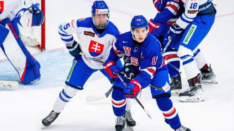 ASV komandas uzbrucējs Čārlijs Serrato spēlē pret Sovākiju. Foto: Hockey Canada