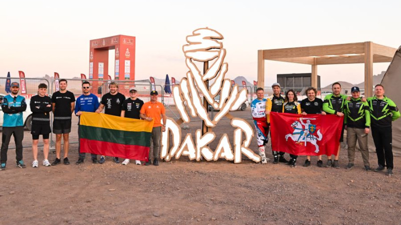 Lietuvieši pirms Dakaras rallija starta. Foto: No komandas personīgā arhīva