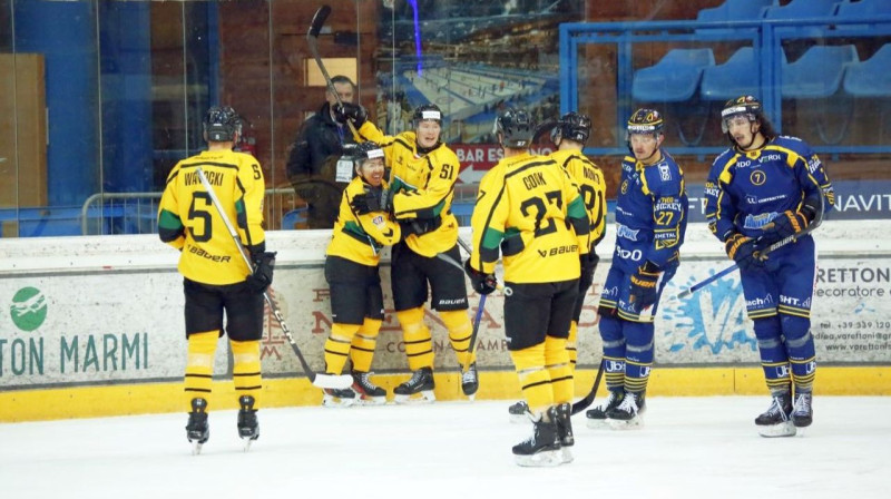"GKS Katowice" hokejisti pēc vārtu guvuma spēlē pret Herningas "Blue Fox". Foto: IIHF