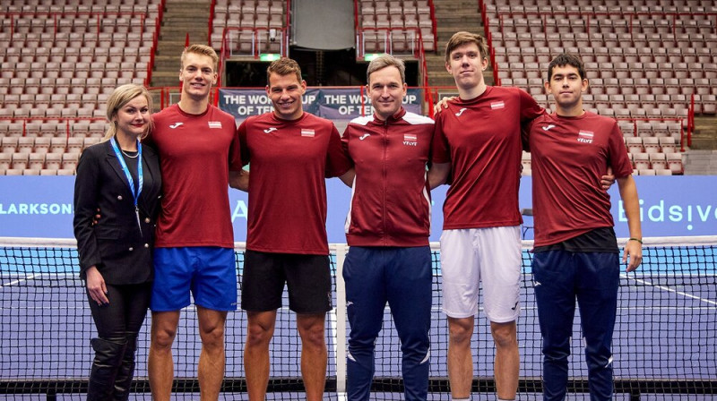 No kreisās: Roberts Štrombahs, Mārtiņš Rocēns, Deniss Pavlovs, Dāvis Rolis un Daniels Tens. Foto: tennis.no