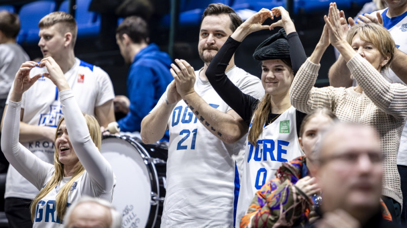 "Ogres" līdzjutējas sūta "sirsniņas" komandas basketbolistiem. Foto: Jānis Martels