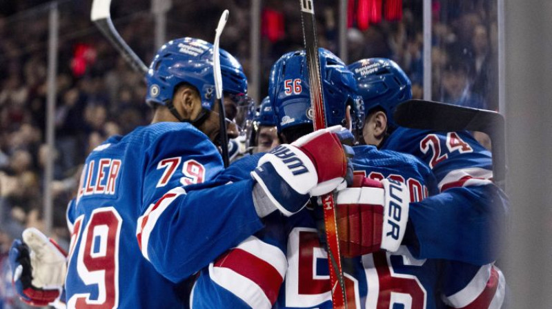 Ņujorkas "Rangers" svin vārtu guvumu. Foto: AP/Scanpix