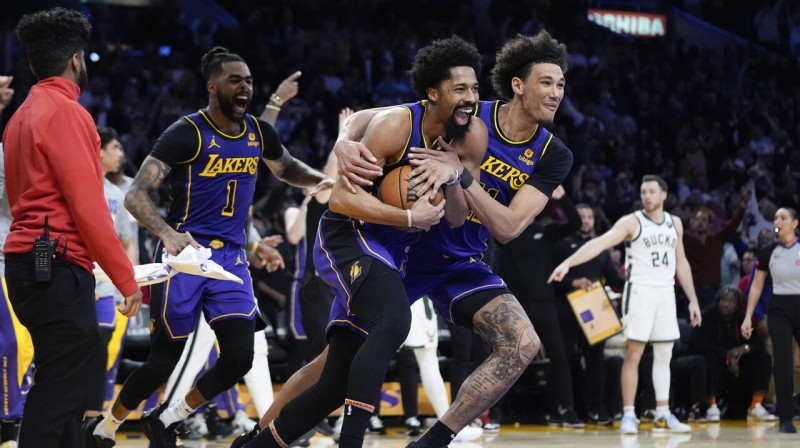 No kreisās: Losandželosas "Lakers" basketbolisti D'Andželo Rasels, Spensers Dinvidijs un Džeksons Heiss. 
Foto: Jae C. Hong/AP/Scanpix