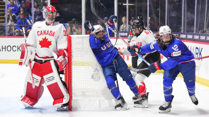 Mirklis no ASV un Kanādas valstsvienību spēles. Foto: IIHF
