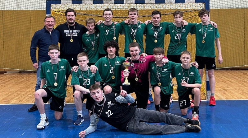 U16 grupas uzvarētāji puišiem Salaspils SS komanda. Foto: Latvijas Handbola federācija.