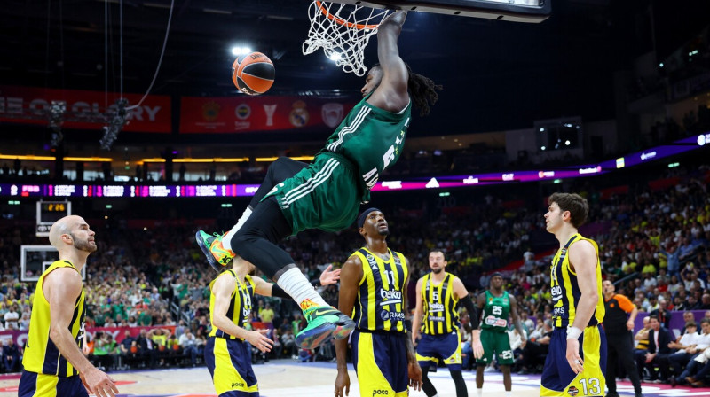 Matiass Lesors, triecot bumbu Stambulas "Fenerbahçe" grozā. Foto: Fabrizio Bensch/Reuters/Scanpix