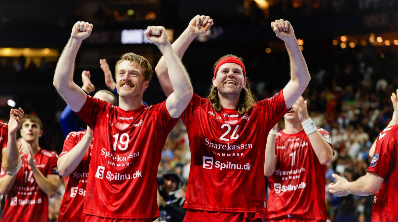 "Aalborg" komandas handbolisti Kristians Bjernsens (Nr. 19) un Mikels Hansens (Nr. 24) pēc uzvaras Čempionu līgas pusfinālā. Foto: EHF