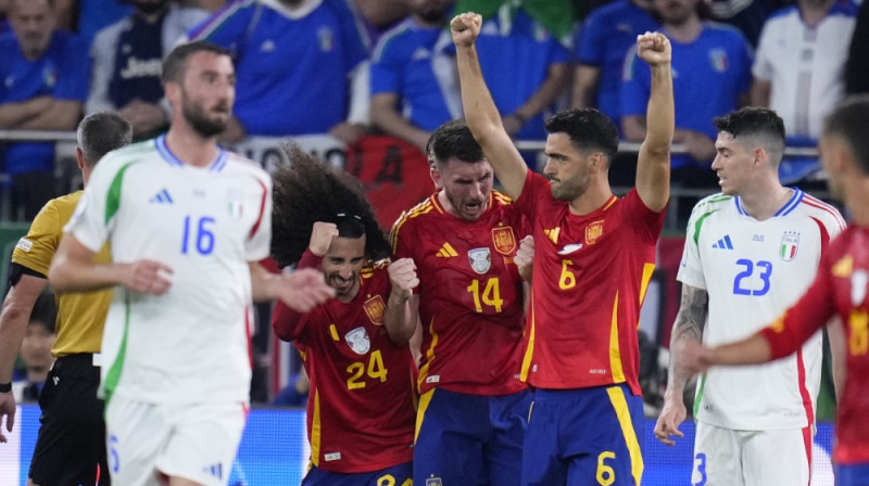 Spānijas futbolisti atzīmē uzvaru. Foto: AP/Scanpix
