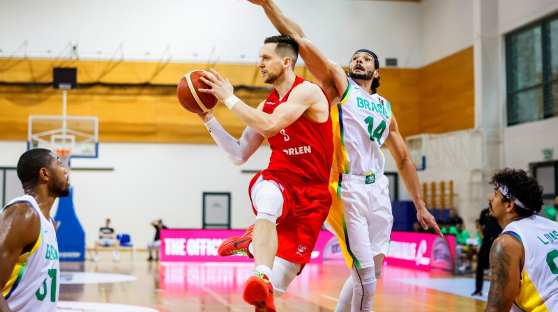 Mateušs Poņitka ar bumbu spēlē pret Brazīlijas valstsvienību. Foto: Polski Związek Koszykówki