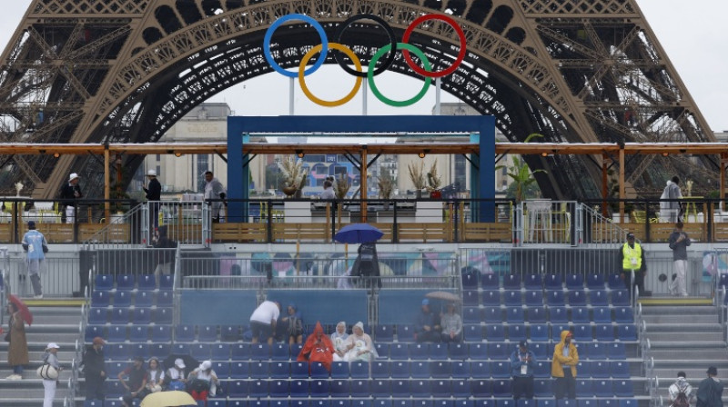 Lietus Eifeļa torņa pakājē. Foto: Reuters/Scanpix