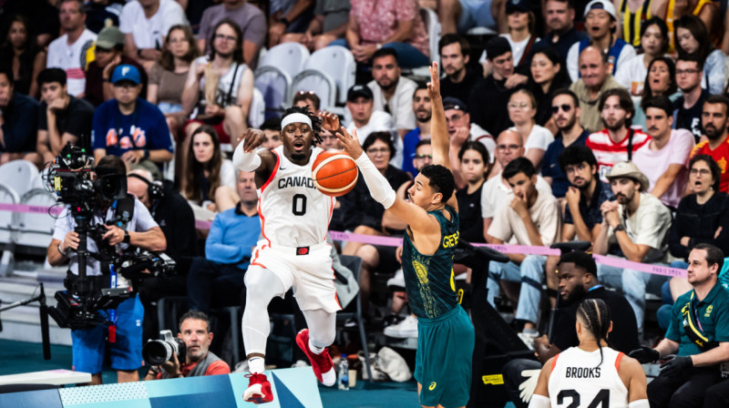 Kanādietis Lugencs Dorts cīņā par bumbu spēlē pret Austrālijas valstsvienību. FIBA