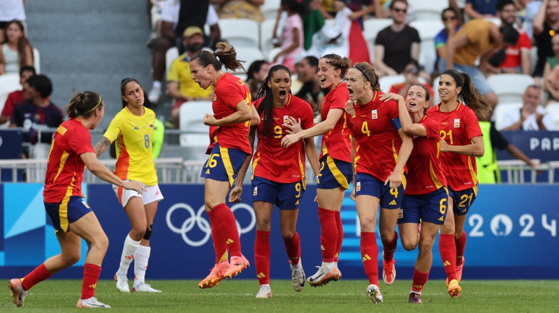 Spānijas valstsvienības futbolistes pēc izglābšanās olimpiskā ceturtdaļfināla spēlē pret Kolumbiju. Foto: Nir Elias/Reuters/Scanpix