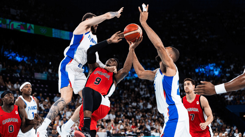 Mirklis no Francijas un Kanādas valstsvienību kaujas Parīzes olimpisko spēļu ceturtdaļfinālā. Foto: FIBA