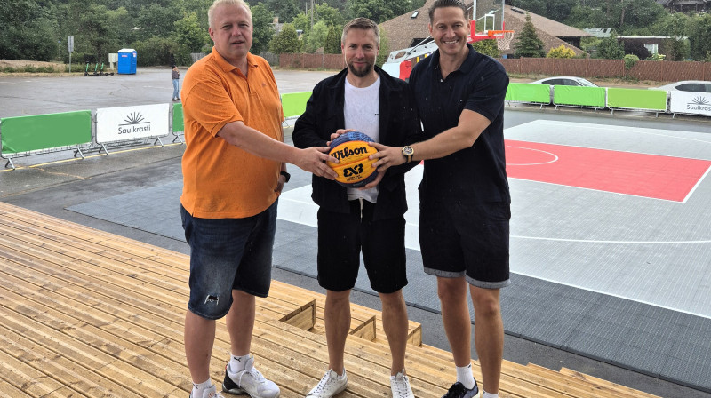 Turnīra menedžeris Renārs Buivids (no kreisās), Saulkrastu novada pašvaldības priekšsēdētājs Normunds Līcis un basketbola kluba “Rīgas Zeļļi” prezidents Edgars Buļs. Publicitātes foto