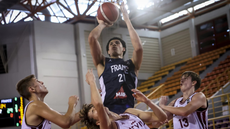 Francijas U16 valstsvienības basketbolists Kamerons Uindo uzbrukumā pret Latvijas komandu. Foto: FIBA