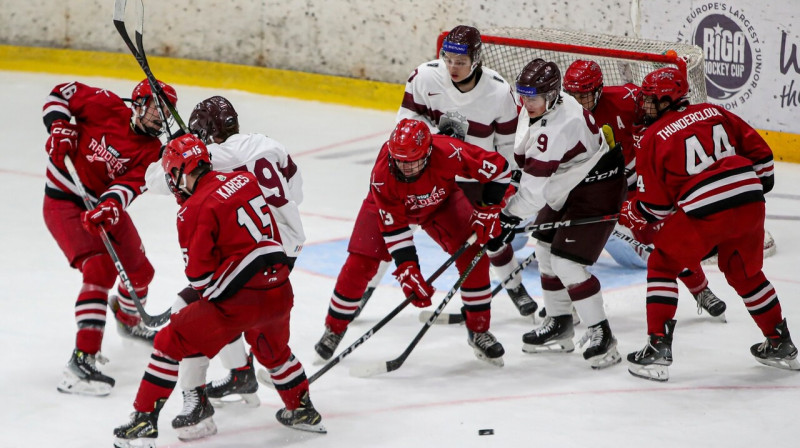 Latvijas U20 "baltā" komanda pret Milvoku Inženierijas skolas "Raiders". Foto: Guntis Lazdāns/LHF