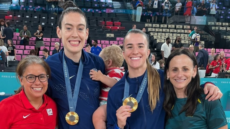 Sendija Brondello (pirmā no labās) ar Breanu Stjuarti un Sabrinu Jonesku. Foto: New York Liberty