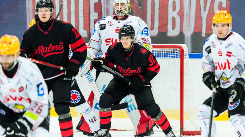 Kristers Gudļevskis spēlē pret Malmes "Redhawks". Foto: Bildbyrån